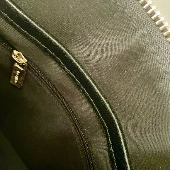 NWOT - Danier Navy & Black 100% Pebble Leather Crossbody Bag with Gold Hardware - Picture 9 of 13